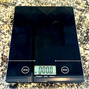 Kitchen scale, never used. Fantastic condition!!
